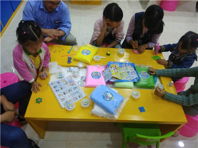 挑選益智玩具遵守一個字”簡“