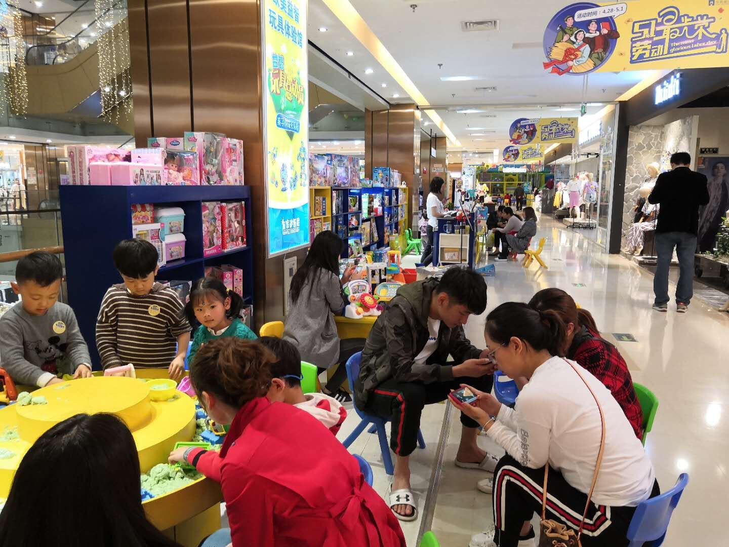 皇家迪智尼益智玩具加盟體驗店飽受朋友圈點贊!