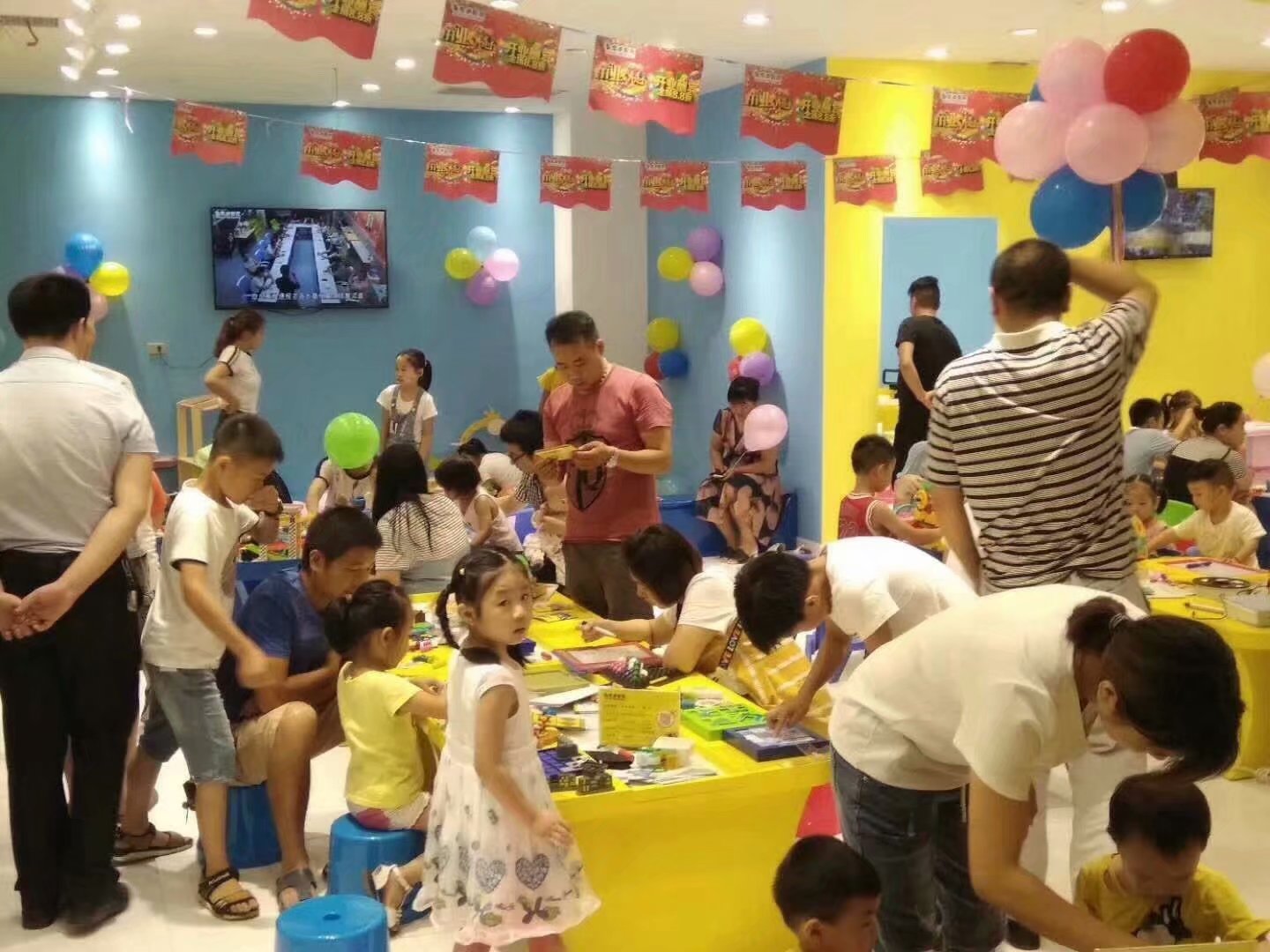 皇家迪智尼祝賀崇陽縣的加盟玩具店老板盛大開業