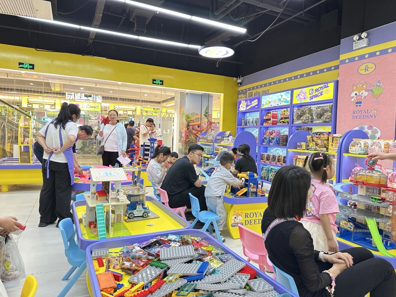 皇家迪智尼 I 實(shí)體店空窗期情況下，老板們?cè)撟鳇c(diǎn)啥呢？
