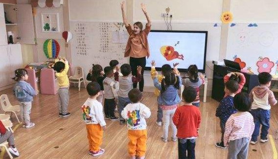 寶寶為何不愿意在幼兒園拉便便，原因讓家長揪心。